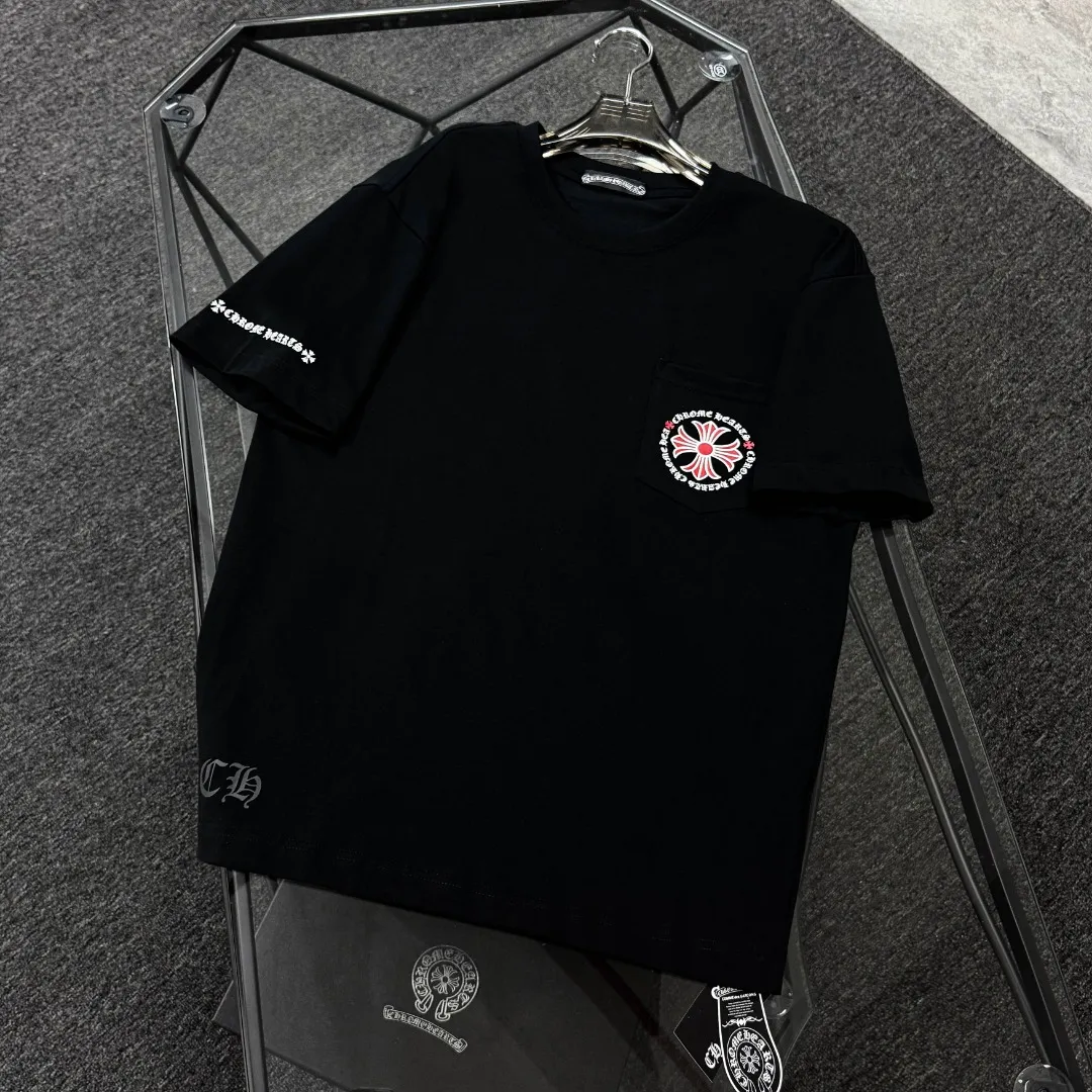 P170 Chrome Hearts 25 high-end versions. The fabric is made of 300 grams of high-density pure cotton. It does not deform or shrink. It has three labels. It is the same style for men and women. Technology: suede foaming + digital printing. Color: white, black. SIZE: S-XL.
